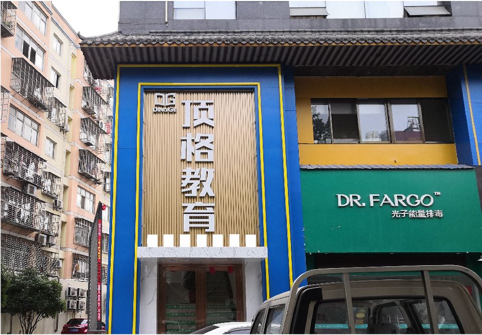 郑州门头设计要符合门店特色。